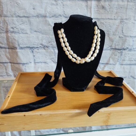 Zara Pearl Velvet Choker - Picture 3 of 10